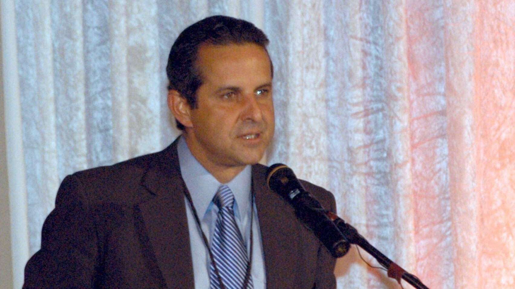 Senado de Florida aprueba medida para armar maestros