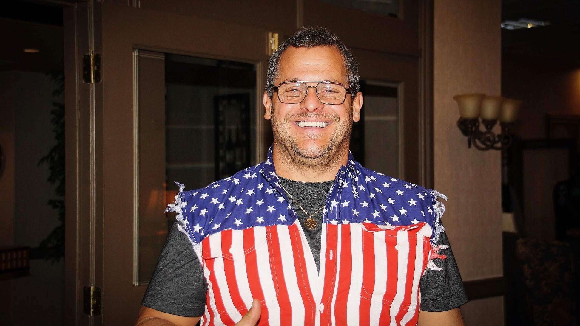 Hombre profesa evangelio de Trump al son de la macarena