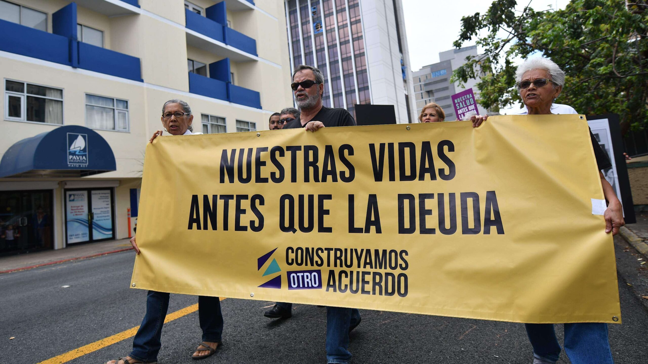 Marchan hasta las oficinas de Héctor Mayol