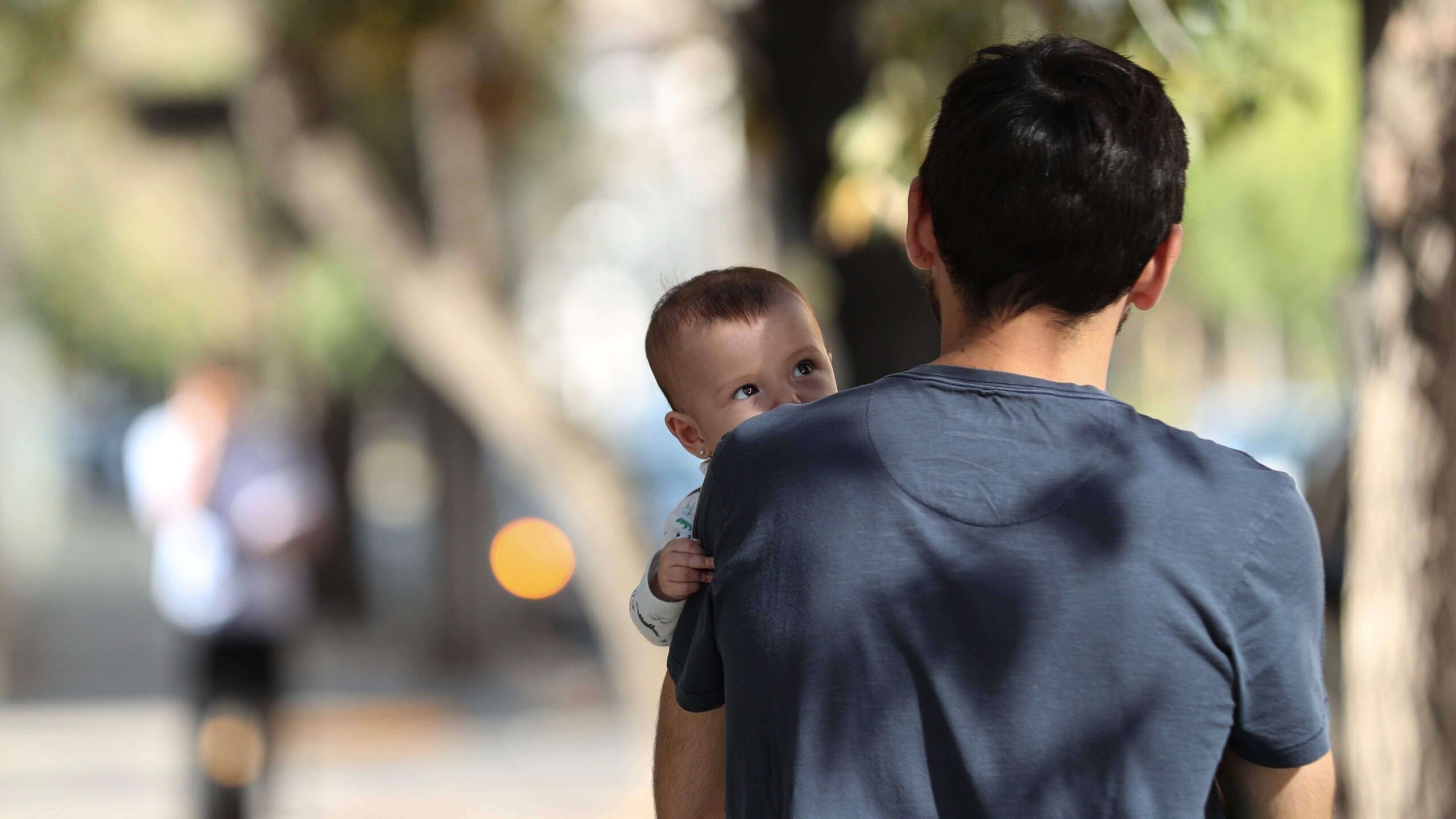 España equipara permisos de paternidad a los de maternidad