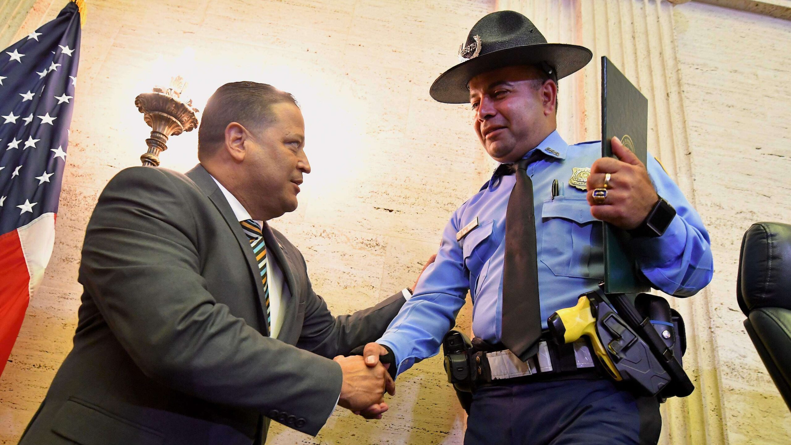 Reconocen trabajo de policía que intervino con jóvenes en four track