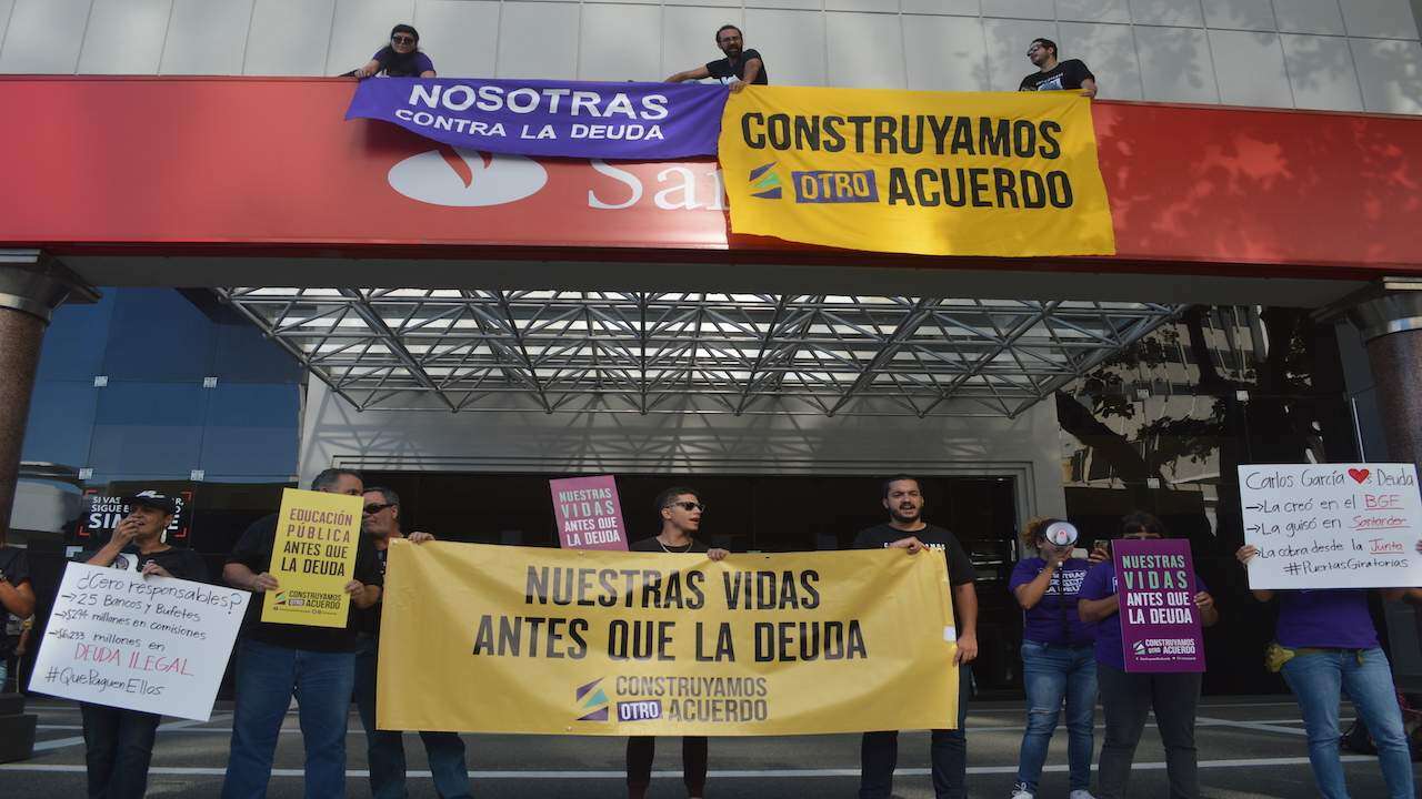 Reclaman otro acuerdo ocupando bancos en la Milla de Oro
