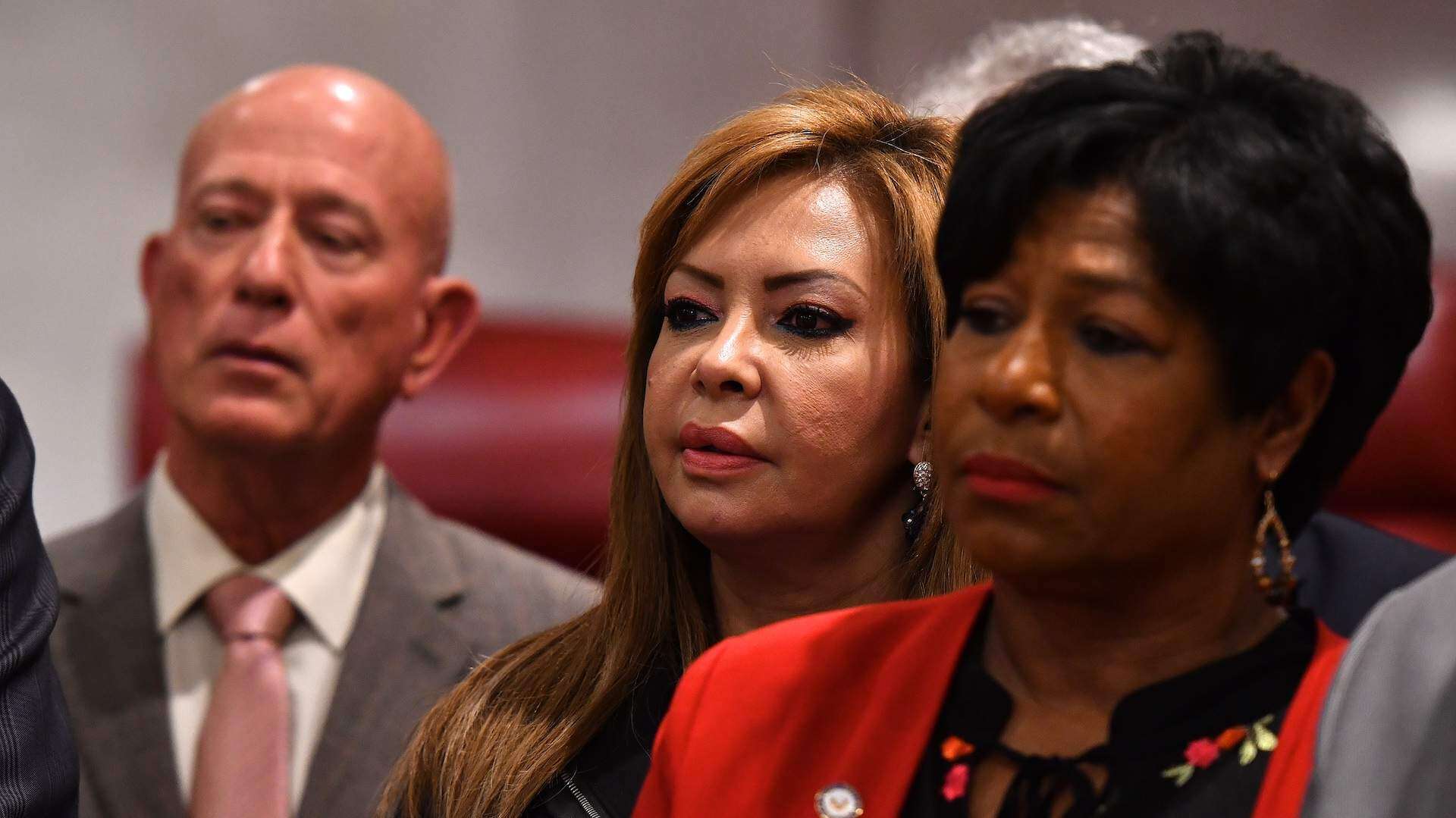 Senadora conducirá programa de TV para ayudar a menor quemada