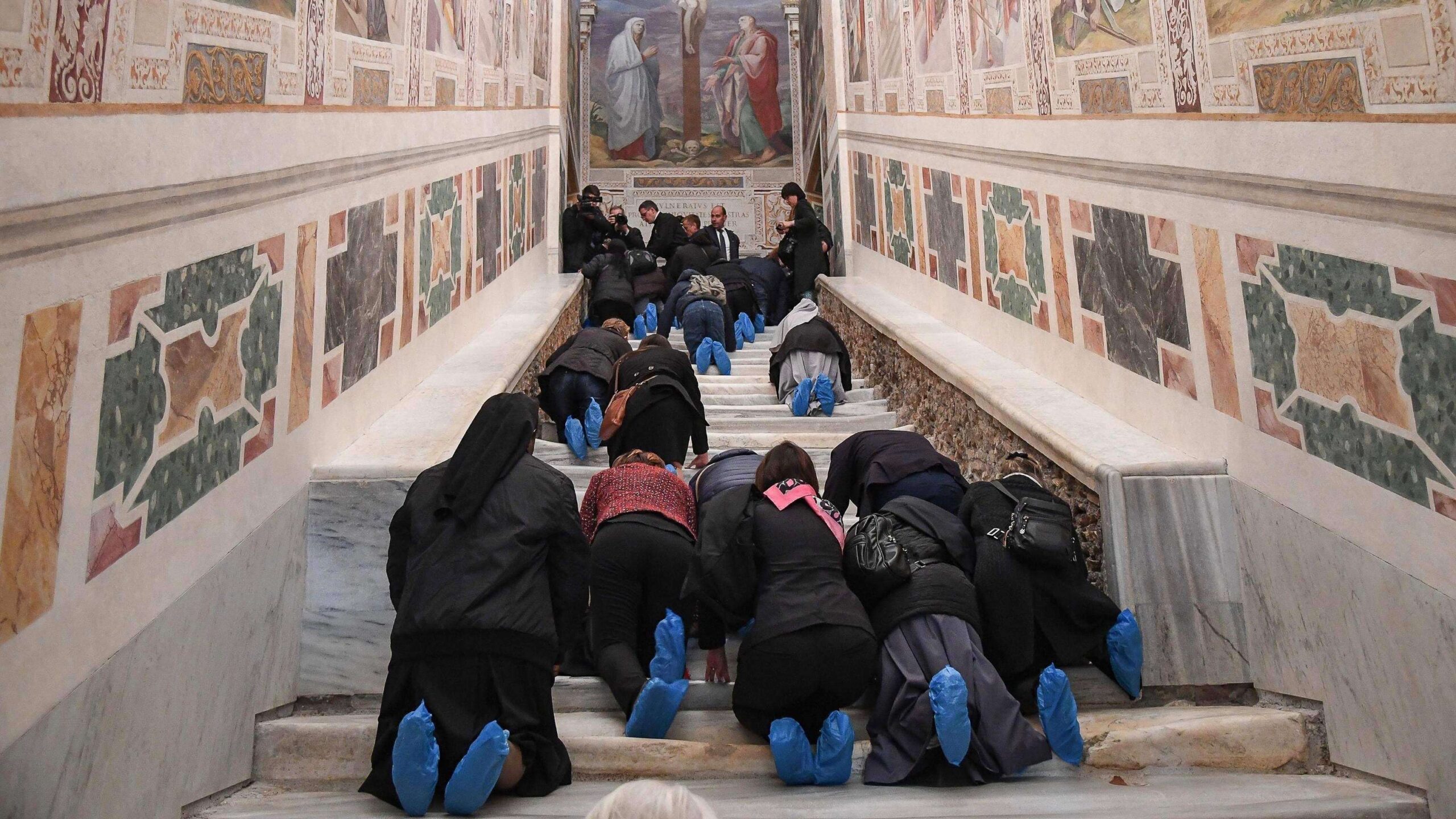 Exhiben escaleras de mármol que subió Jesús antes de su juicio