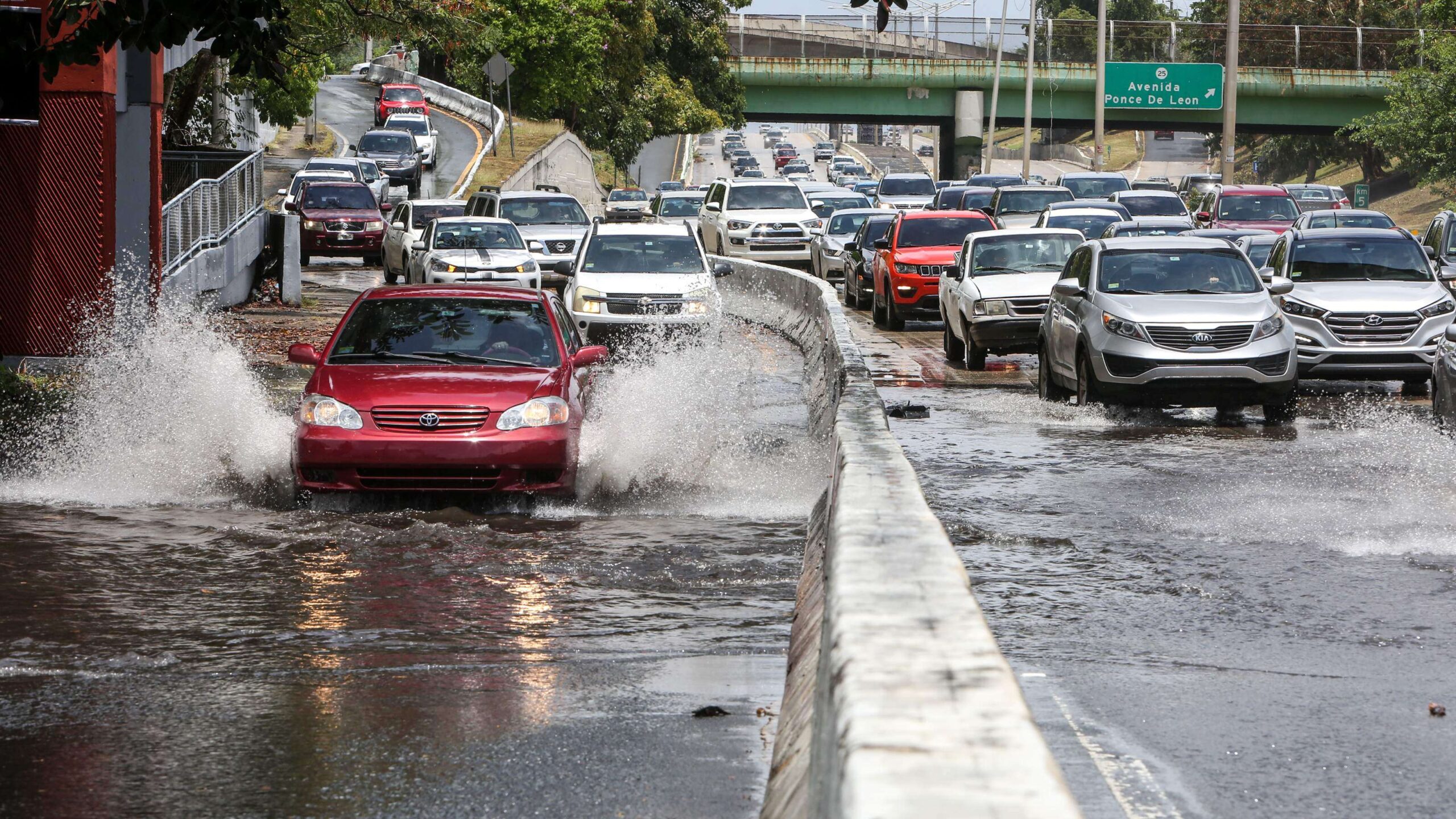 Pavimento mojado perdura en la mañana