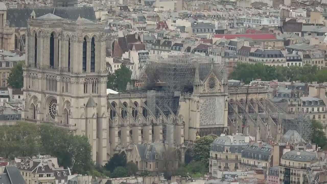 Policía descubre colillas donde comenzó el fuego de Notre Dame