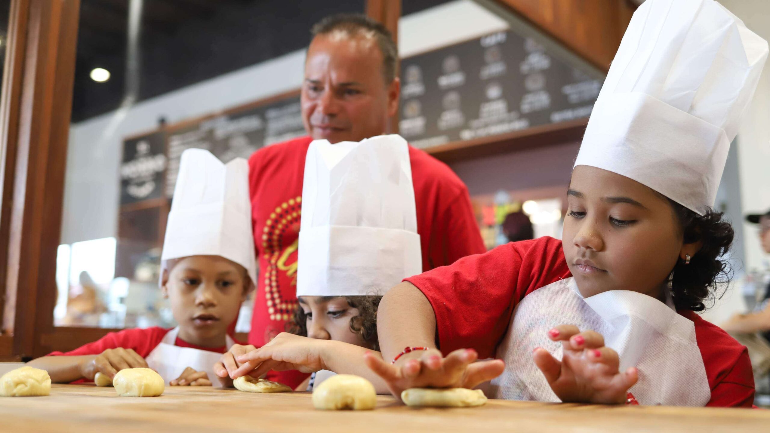 Cumplen su sueño de ser panaderas por un día