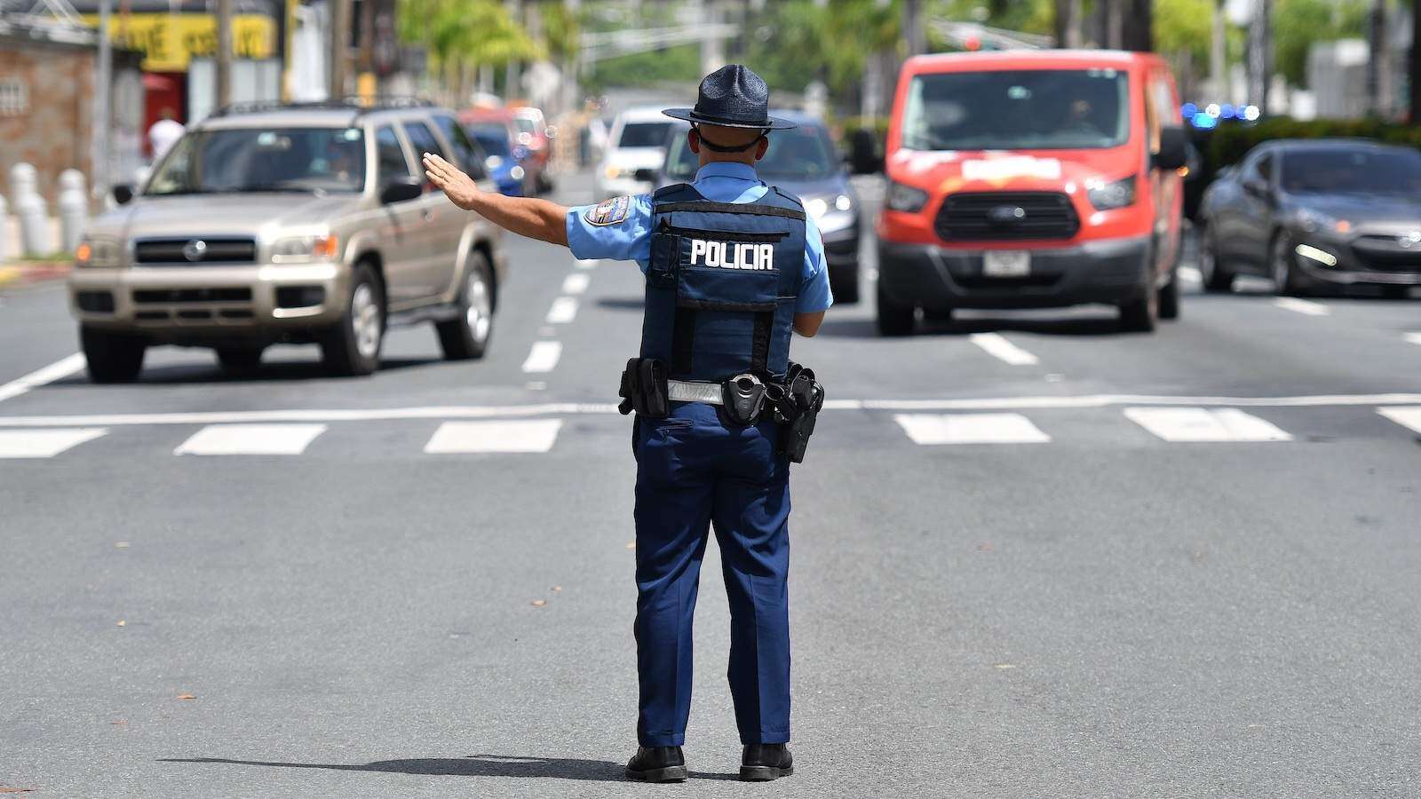 Encuentran pistolas y municiones tras accidente con auto volcado en PR-52