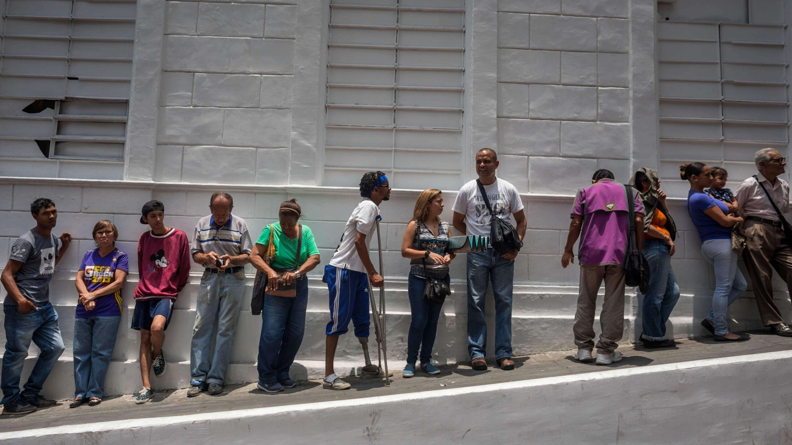 Largas filas por tanques y pastillas para potabilizar el agua en Venezuela