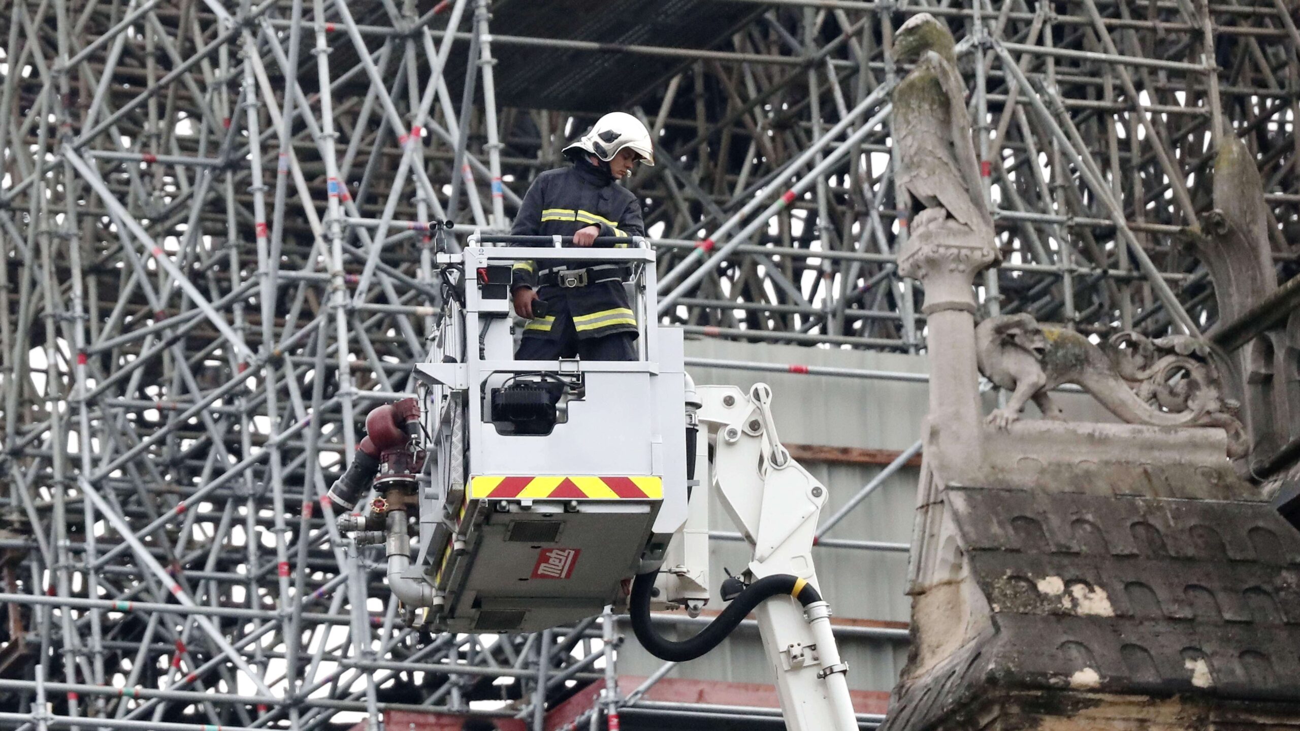 Bomberos franceses evitaron un daño mayor a la catedral