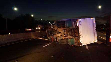 Remueven camión volcado en Bayamón