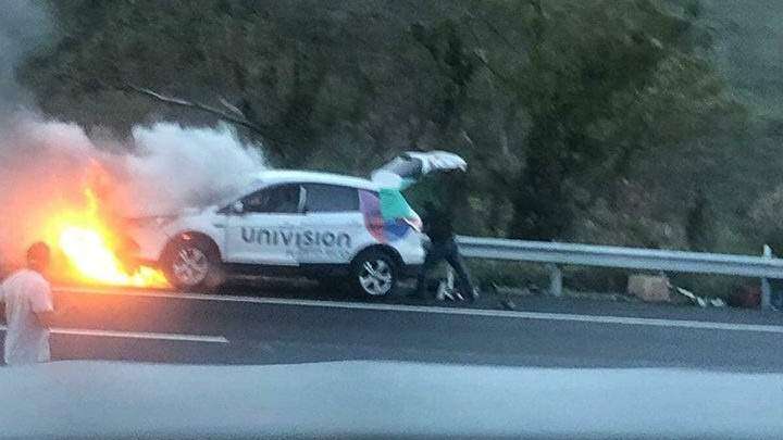 Se quema auto de Univisión en el expreso