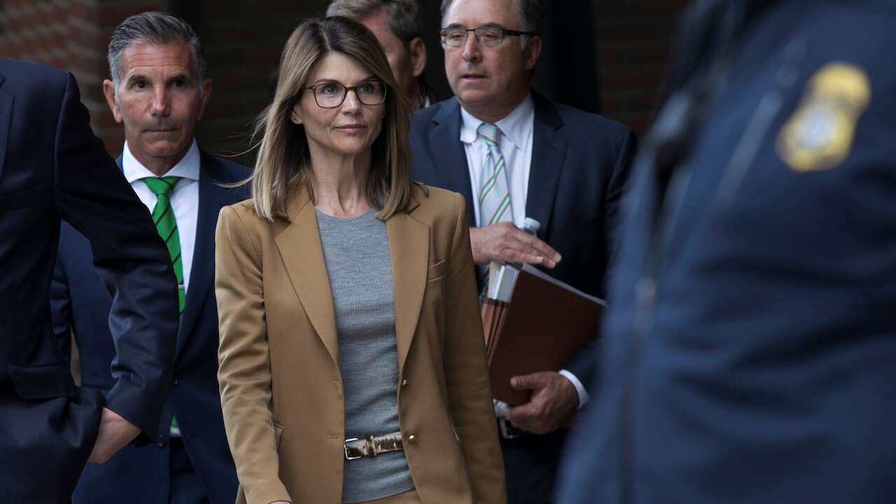 Más cargos contra red de famosos por fraude a universidades élite de EE.UU.