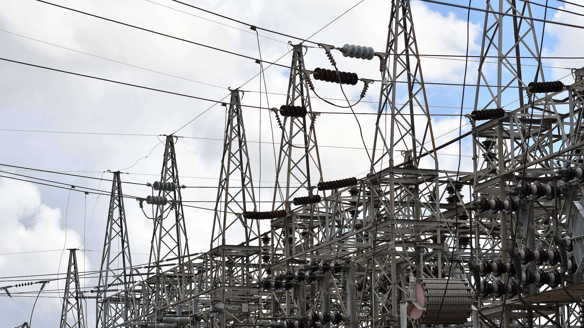 Problemas en dos líneas dejan sin luz a sectores de San Juan y Guaynabo