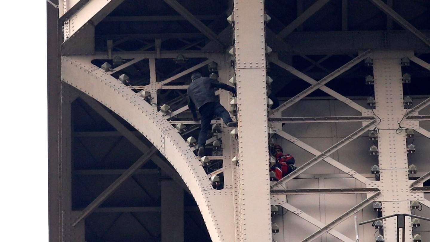 Cierran la torre Eiffel por hombre que escala el monumento