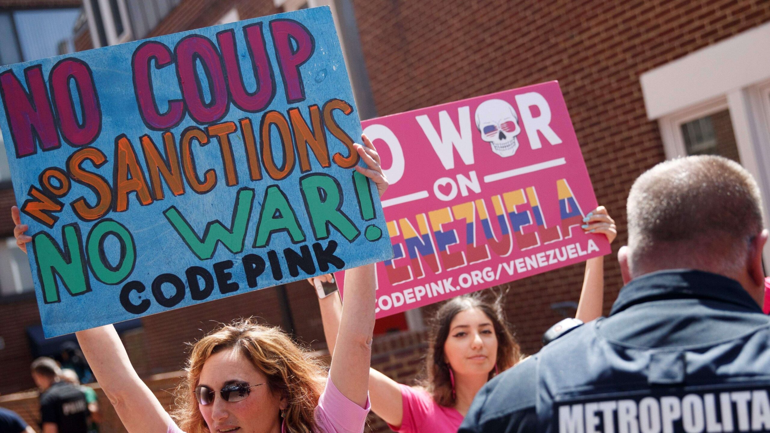 Arrestan tres en protesta ante la embajada venezolana en Washington