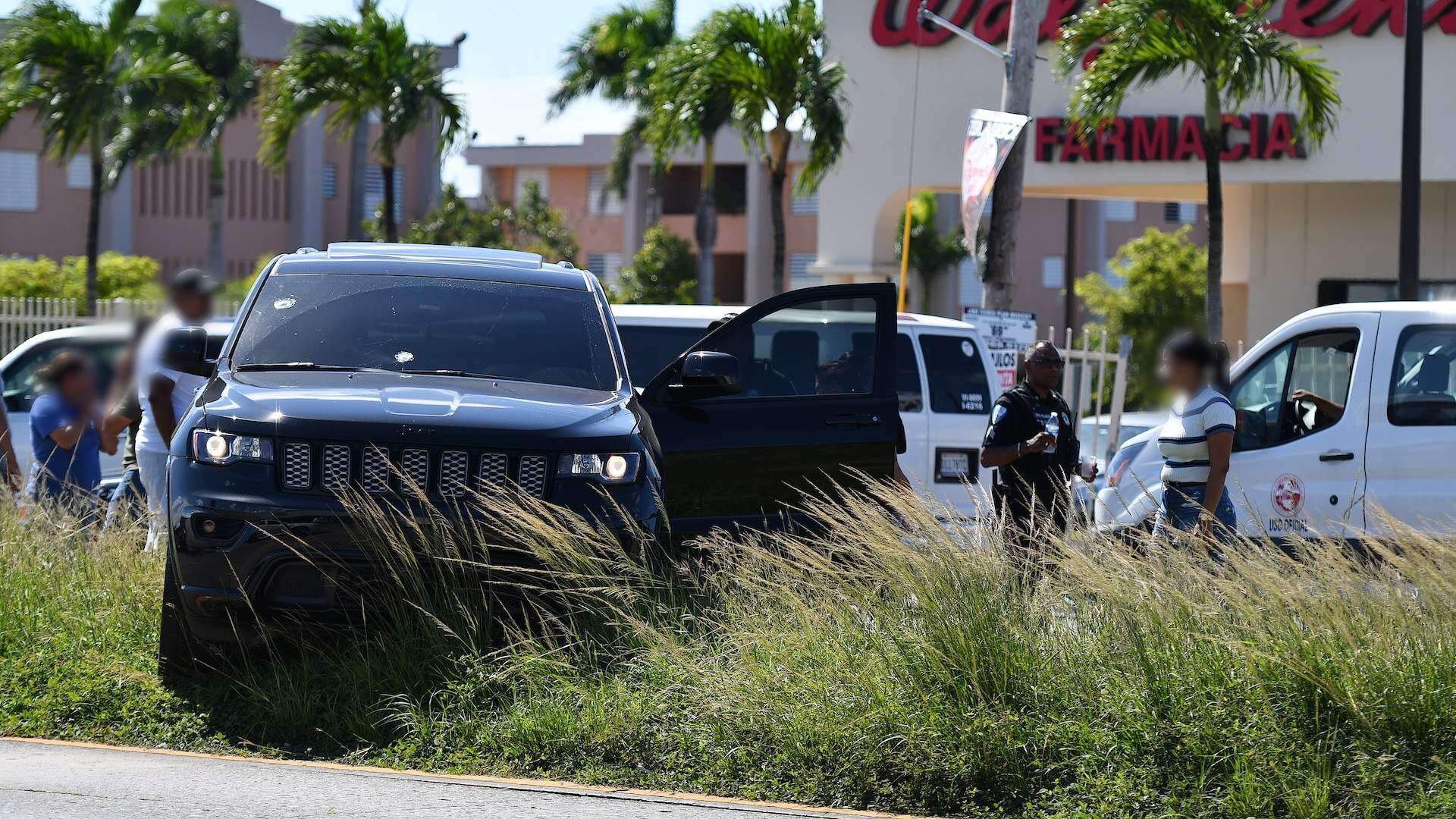 Descubren asesinato y un herido de bala frente a urbanización de Ponce