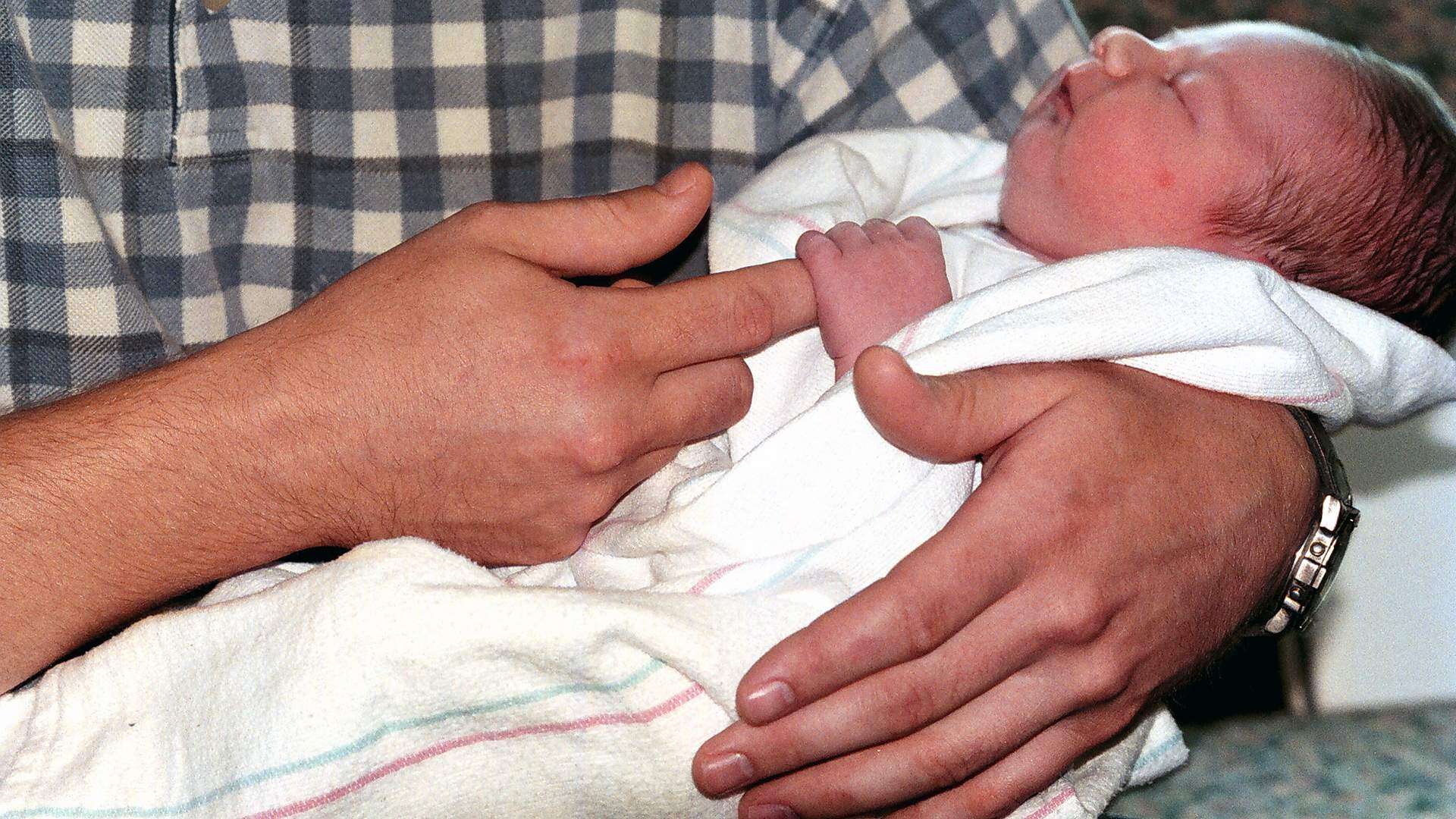 De cuidado bebé de dos semanas tras caer de coche