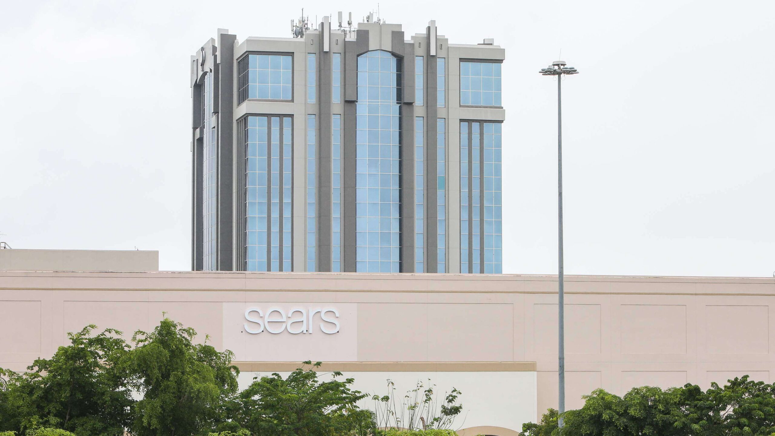 Agreden y roban a hombre en estacionamiento de Plaza las Américas