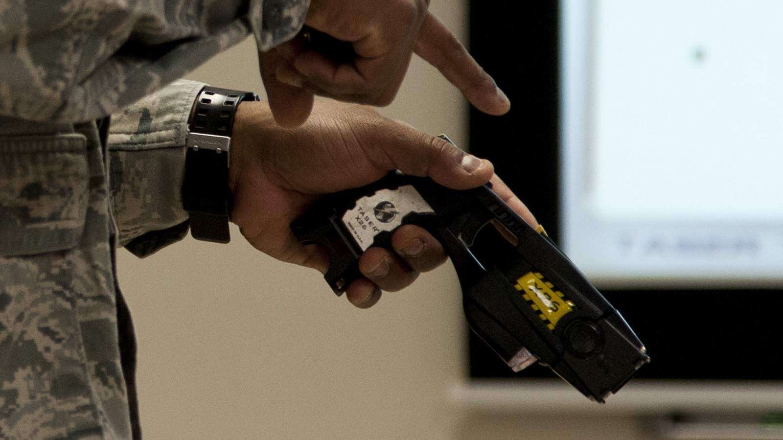 Policía usa taser para arrestar a matrimonio que agredió a padres y agente