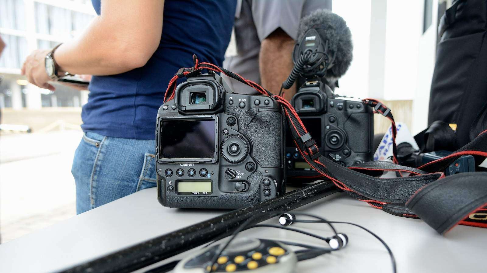 Amigo le roba el carro y equipo fotográfico