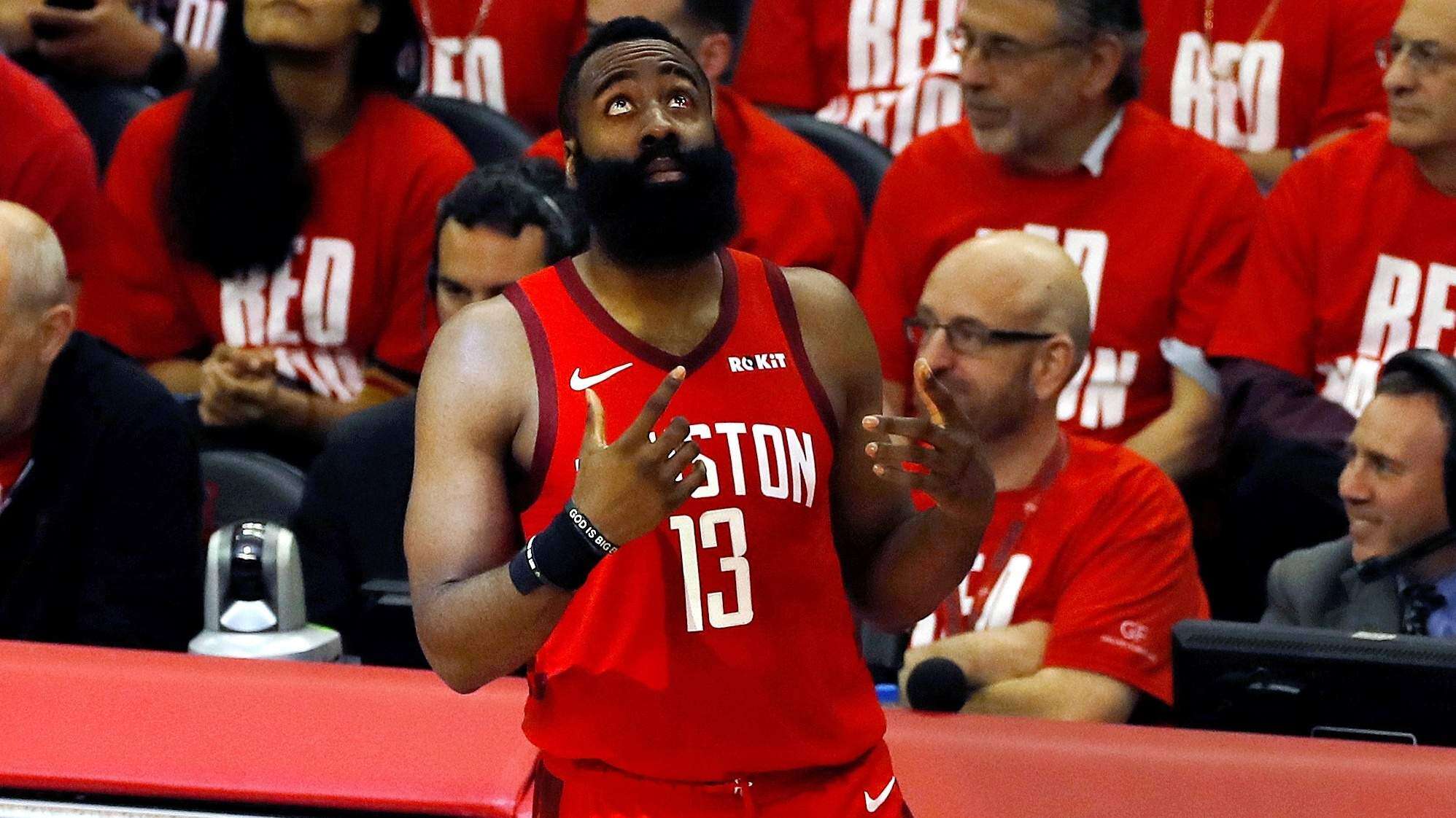 Rockets empatan y Bucks se despegan