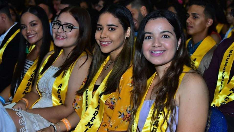 Reconocen excelencia académica de 1,732 estudiantes