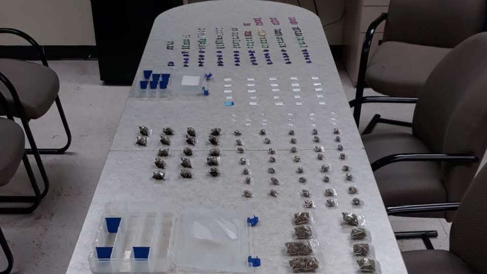 Arrestan cinco personas por sustancias controladas en residencial