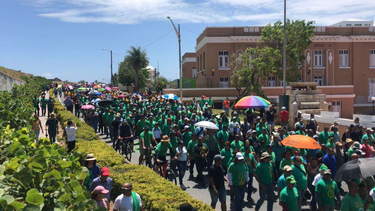 Obreros entregan sus reclamos al Gobernador