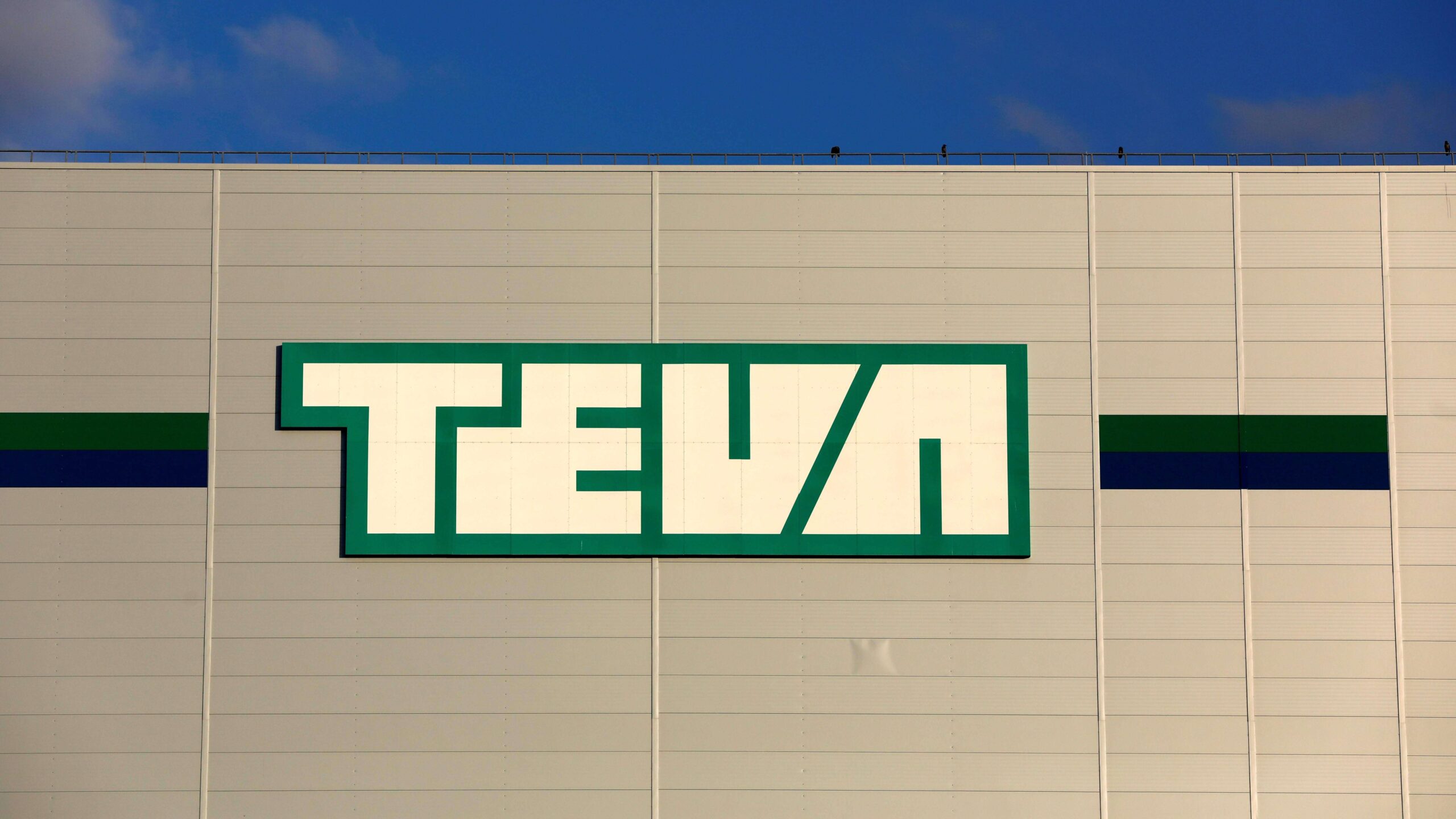 Demandan a 20 farmacéuticas por inflar precios de genéricos