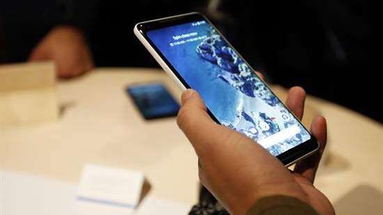 Celular cargando encima de una colcha provoca un corto circuito