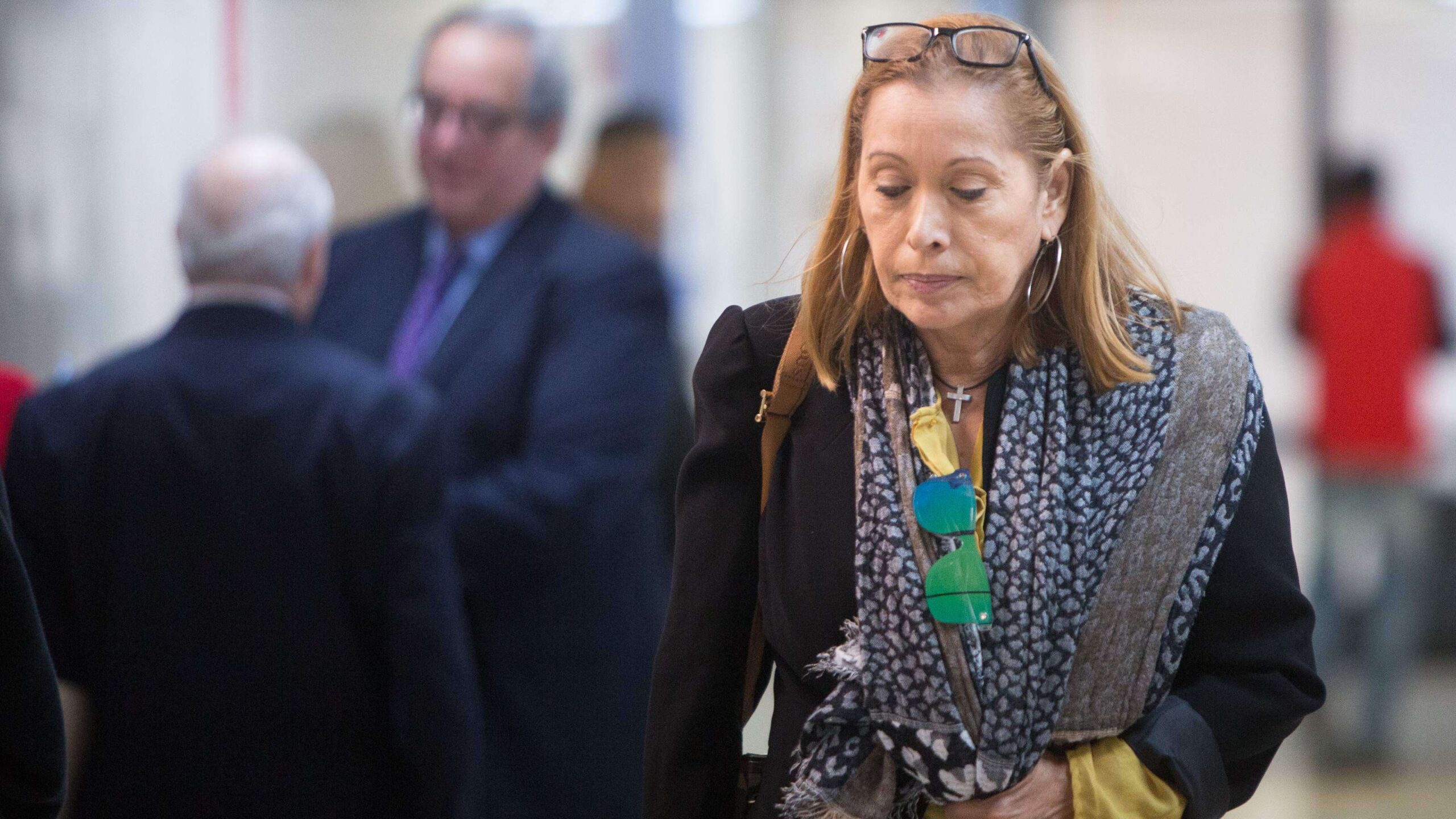 Vuelve a tribunal sin abogado estafadora de clase del Perpetuo