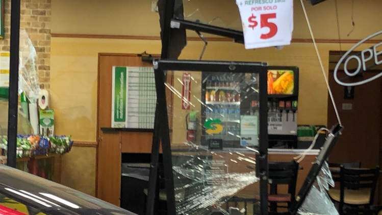 Embistió la vitrina del negocio con un carro para llevarse $50