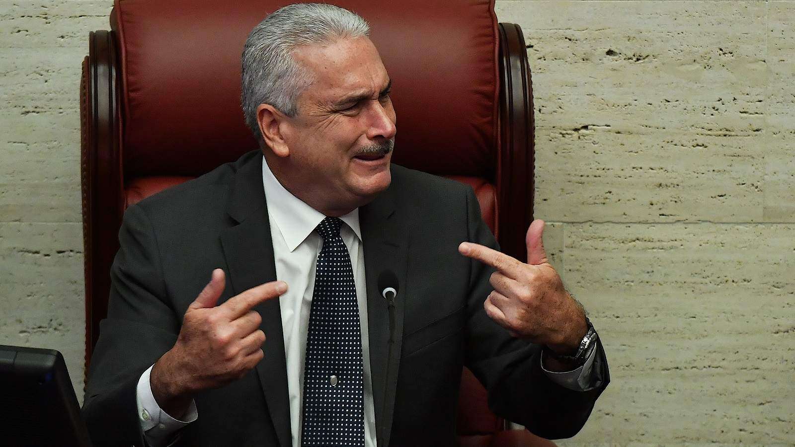 Rivera Schatz increpa, e ignora, a periodista que destapó el #Crepagate