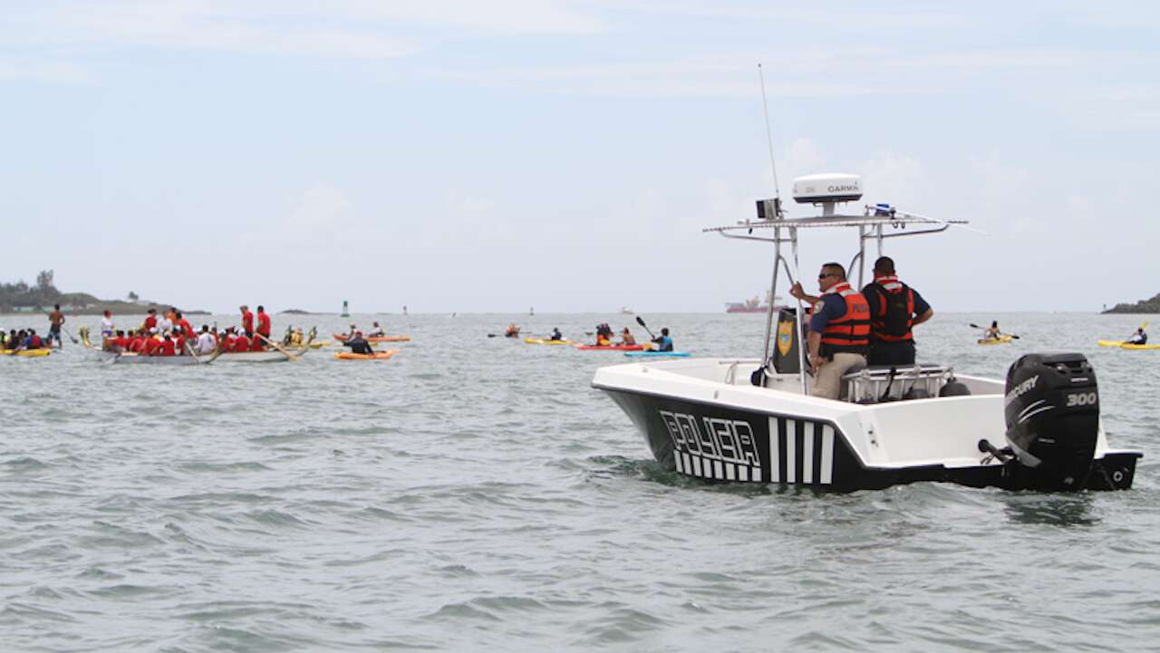 Rescatan a expeloteros naufragados en playa de Vega Baja