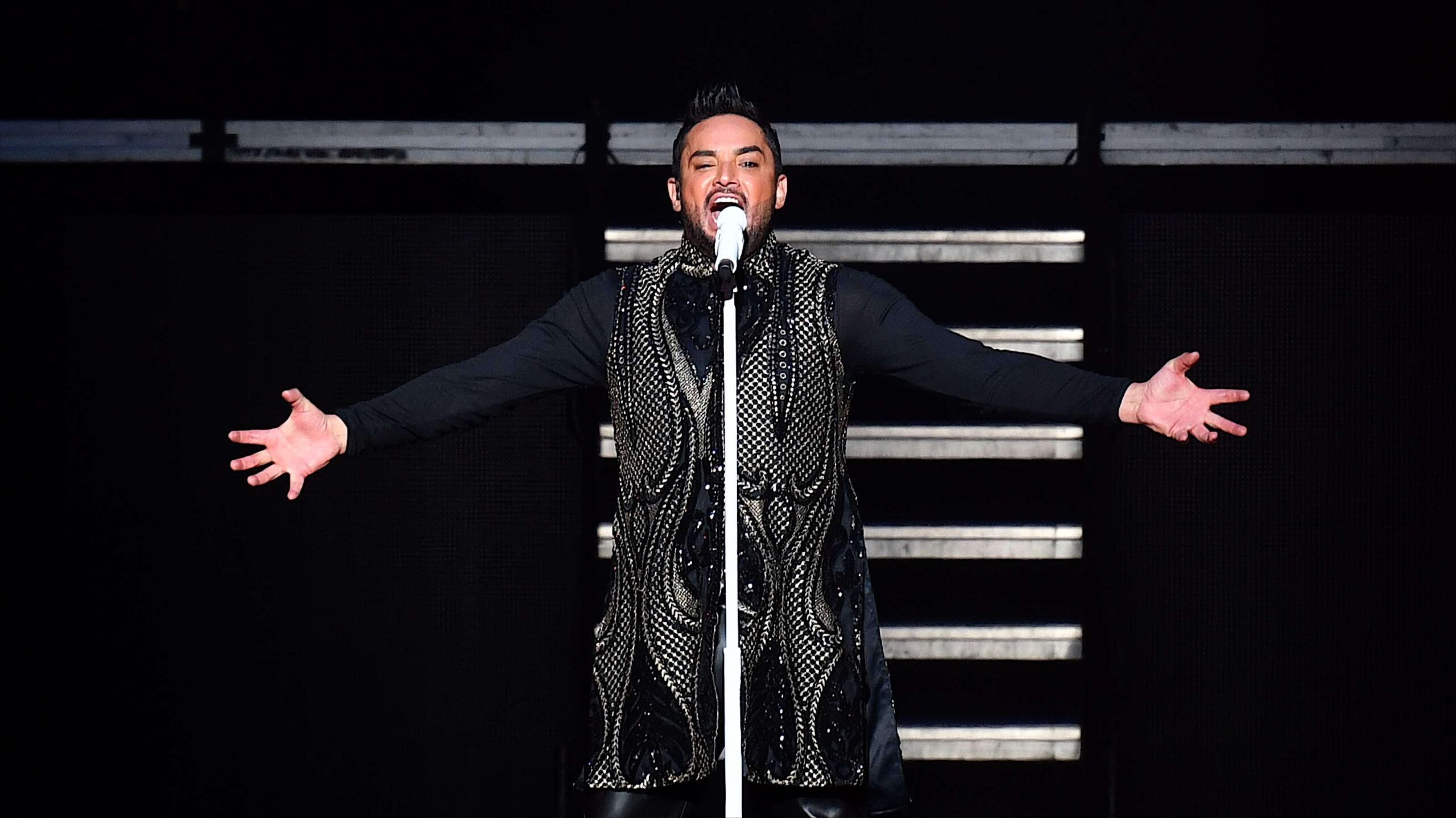 Manny Manuel va por su corona estilo Game of Thrones