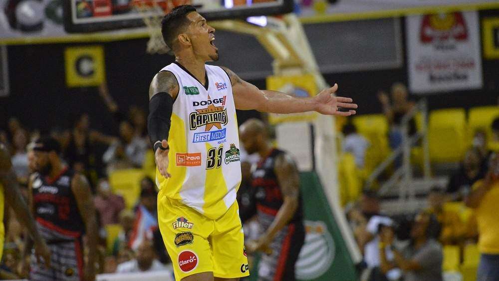 Capitanes bajan a los Piratas del tope