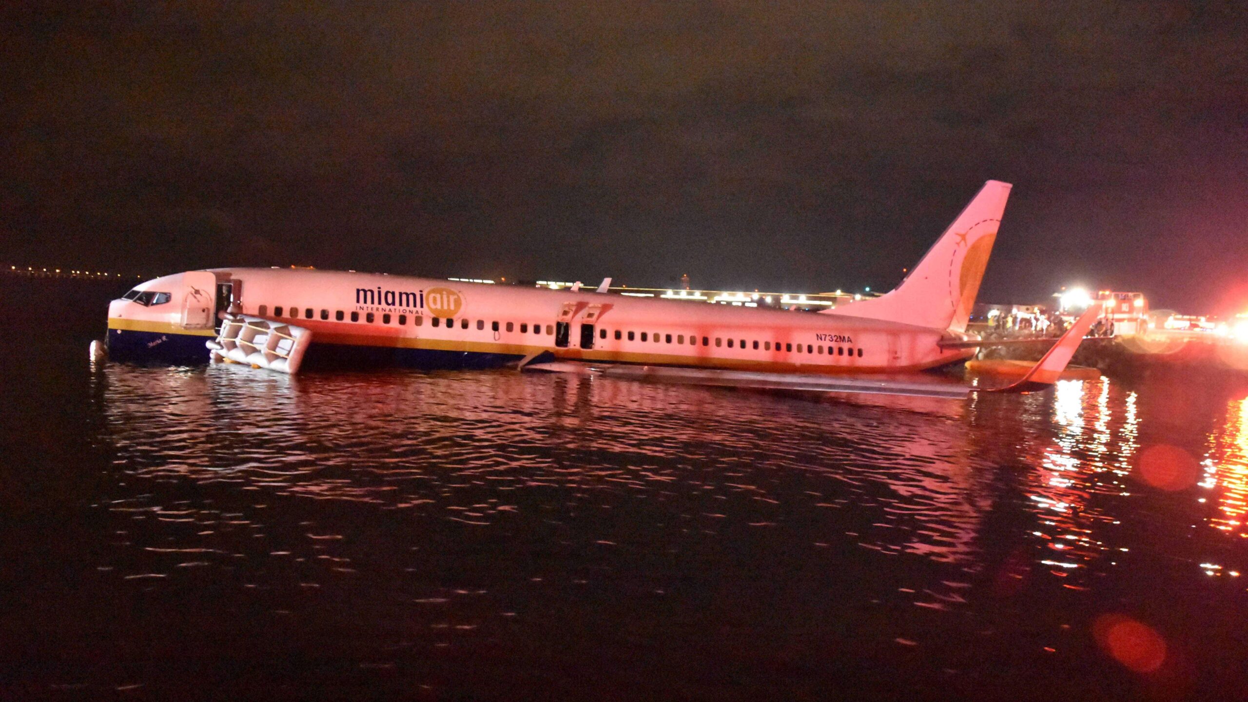 Avión comercial cae en río de Florida