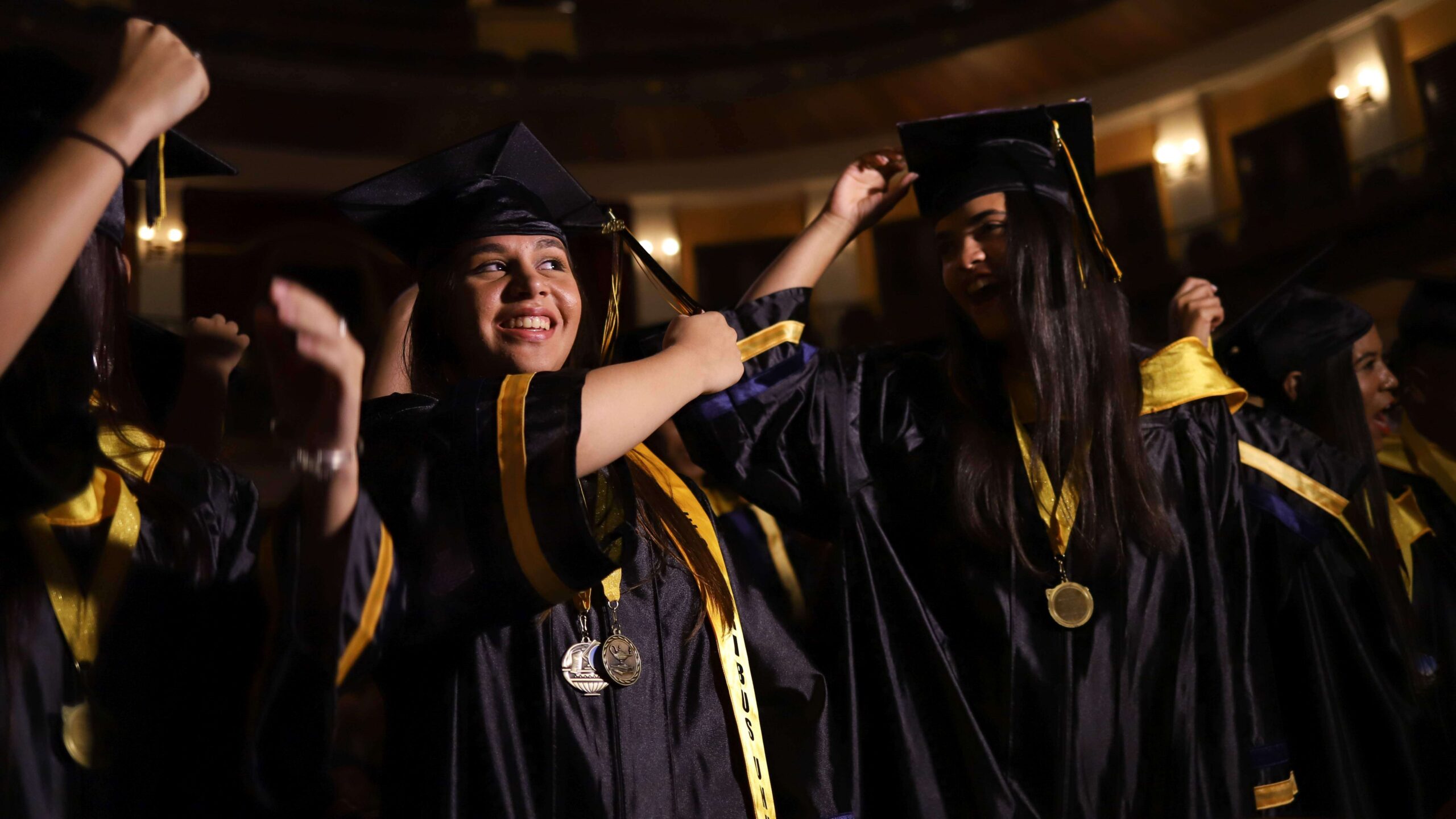 Continúan las celebraciones de graduaciones de las universidades