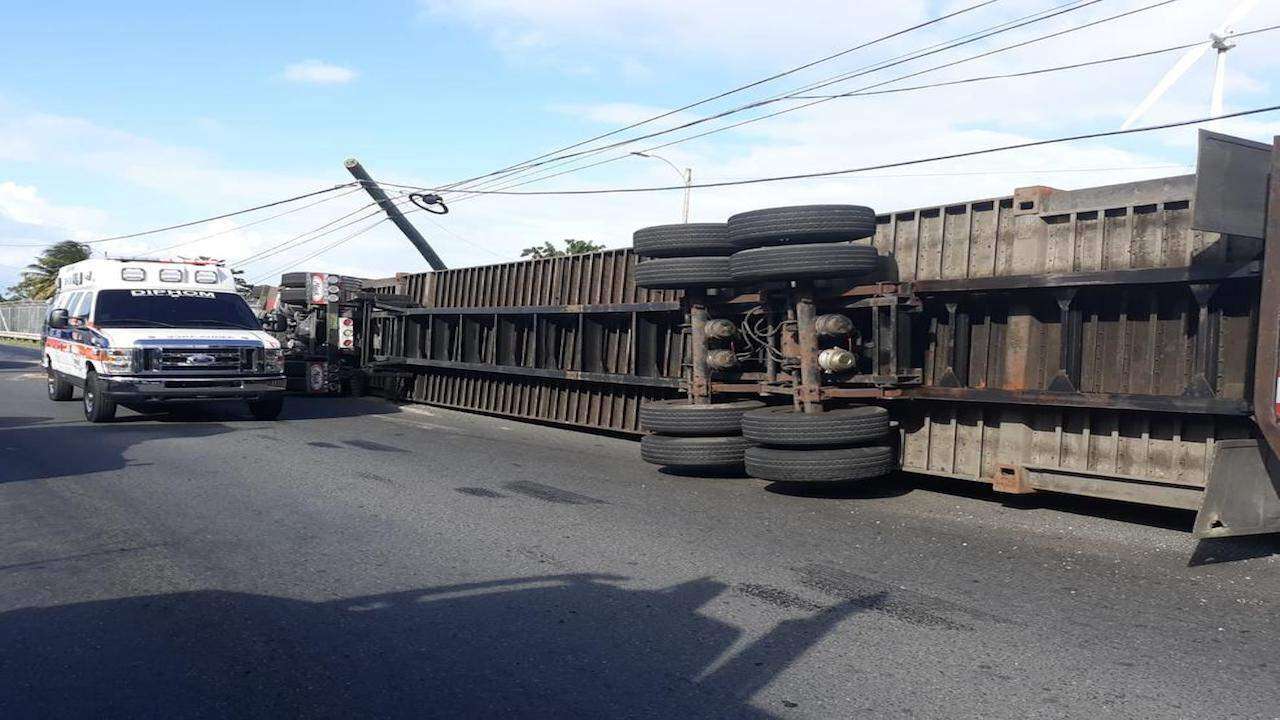 Camión volcado congestiona el Expreso 22