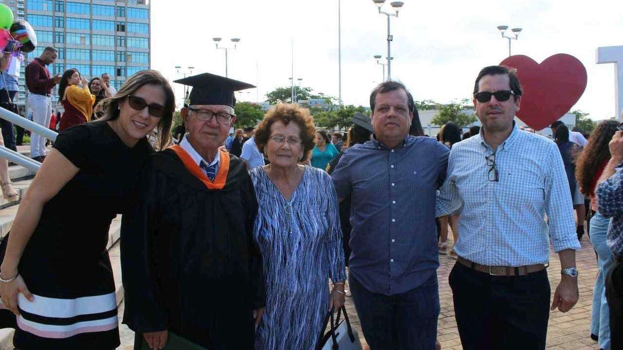 Septuagenario se gradúa de bachillerato en Ingeniería Industrial