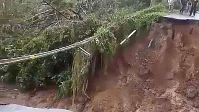 Se desprende carretera en Barranquitas