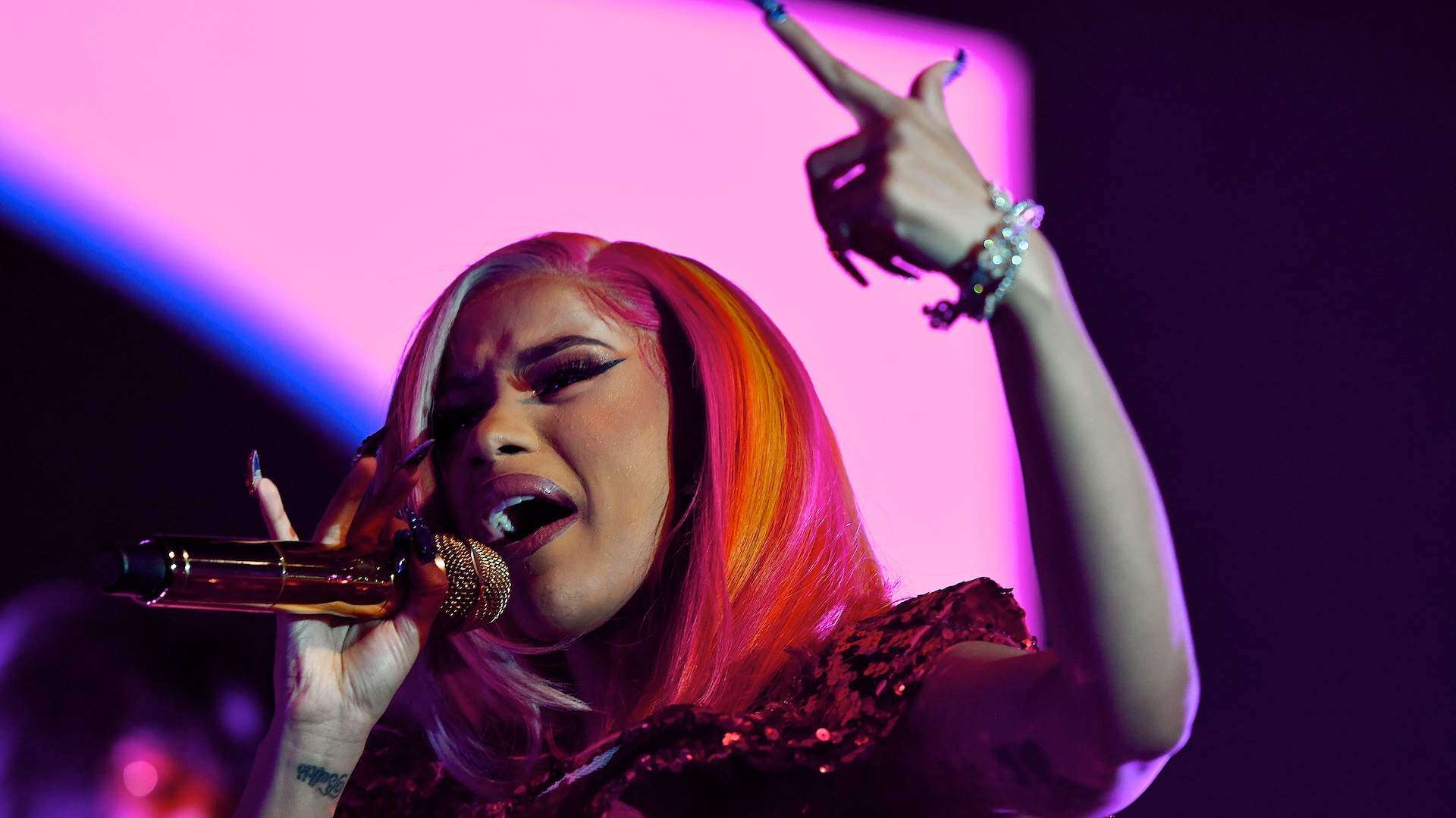 Cardi B enfrenta 14 cargos por delitos graves
