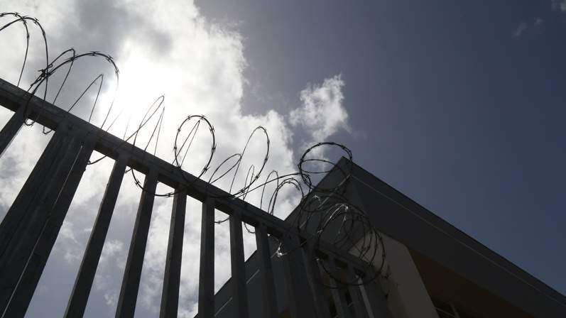 Fianza millonaria contra hombre que arrojó gasolina a su pareja embarazada