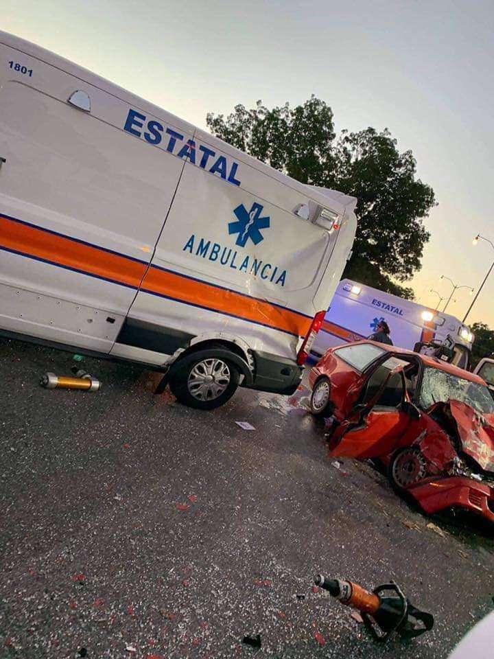 Conductora impacta ambulancia y pierde la vida