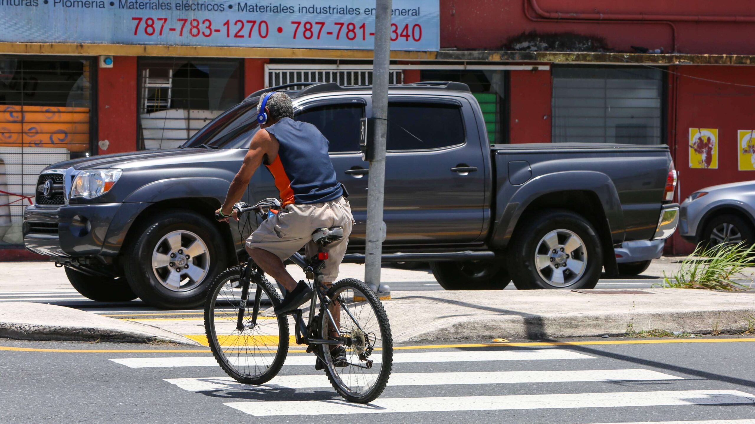 Conductor se queda dormido e impacta a dos ciclistas