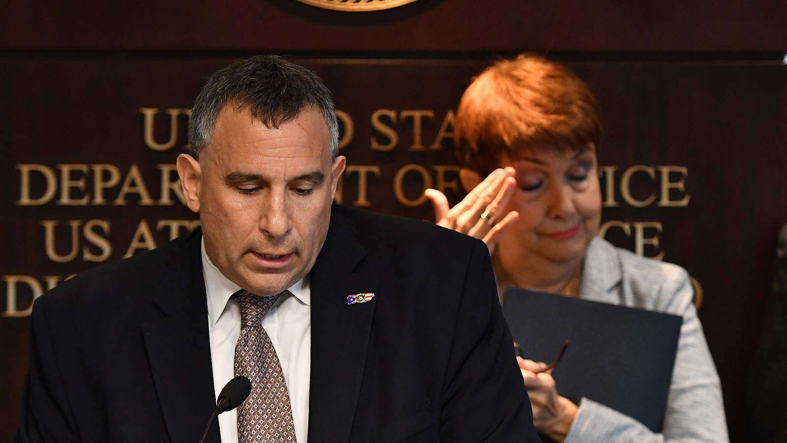 Jefe del FBI confirma y explica lo que están investigando en el gobierno