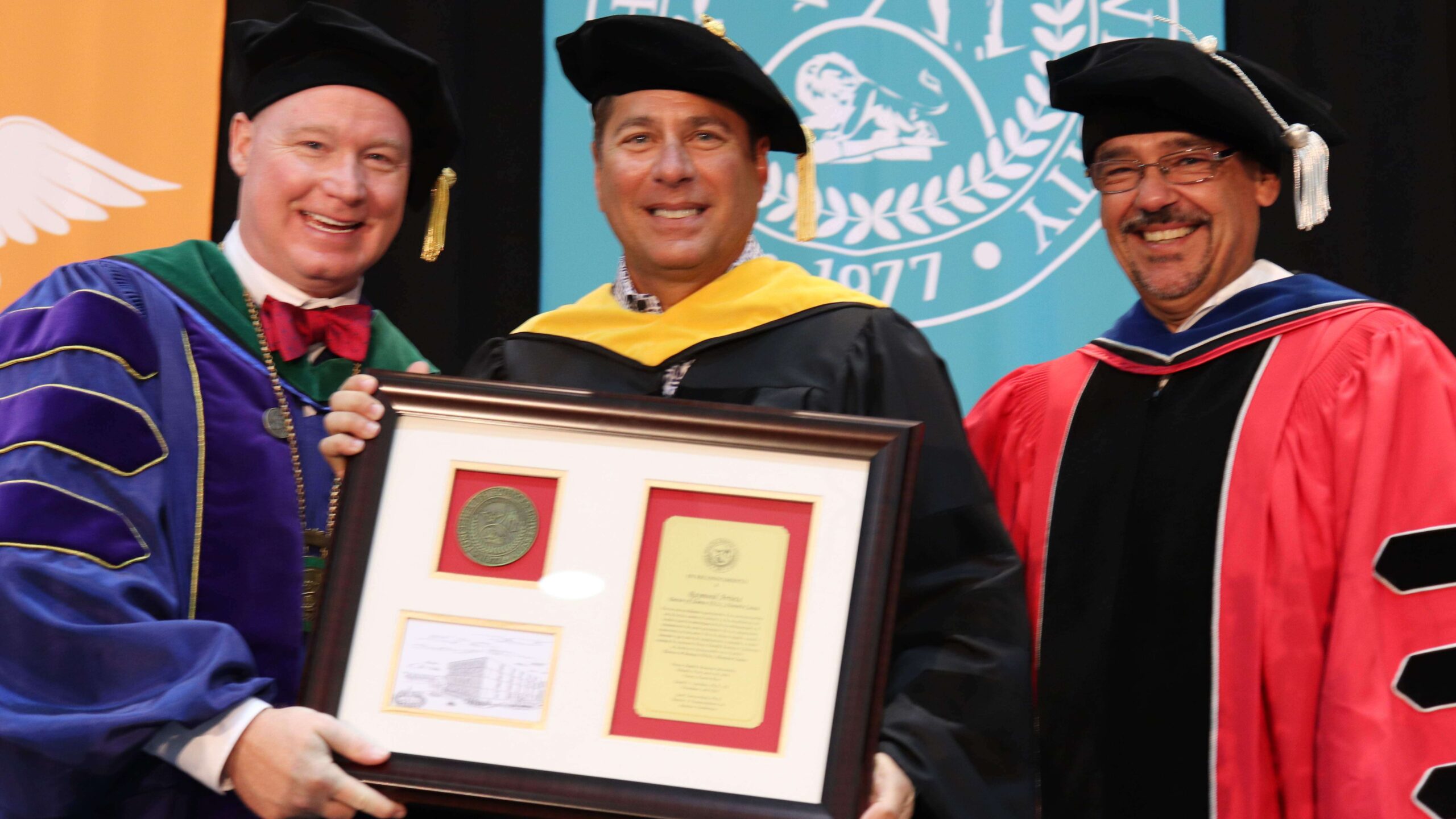 Otorgan doctorado Honoris Causa a Raymond Arrieta
