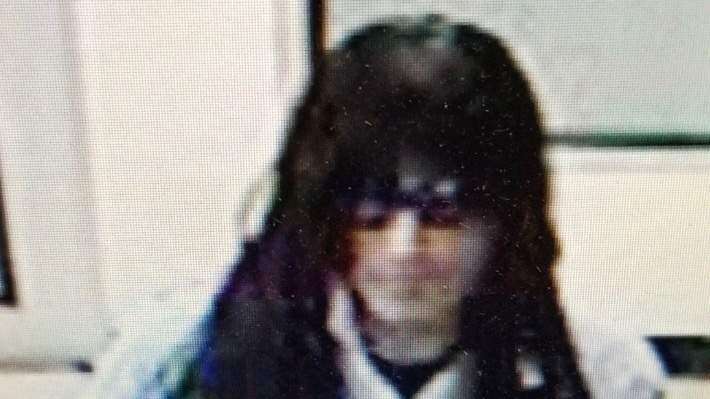 Hombre vestido con peluca asalta banco de Rexville