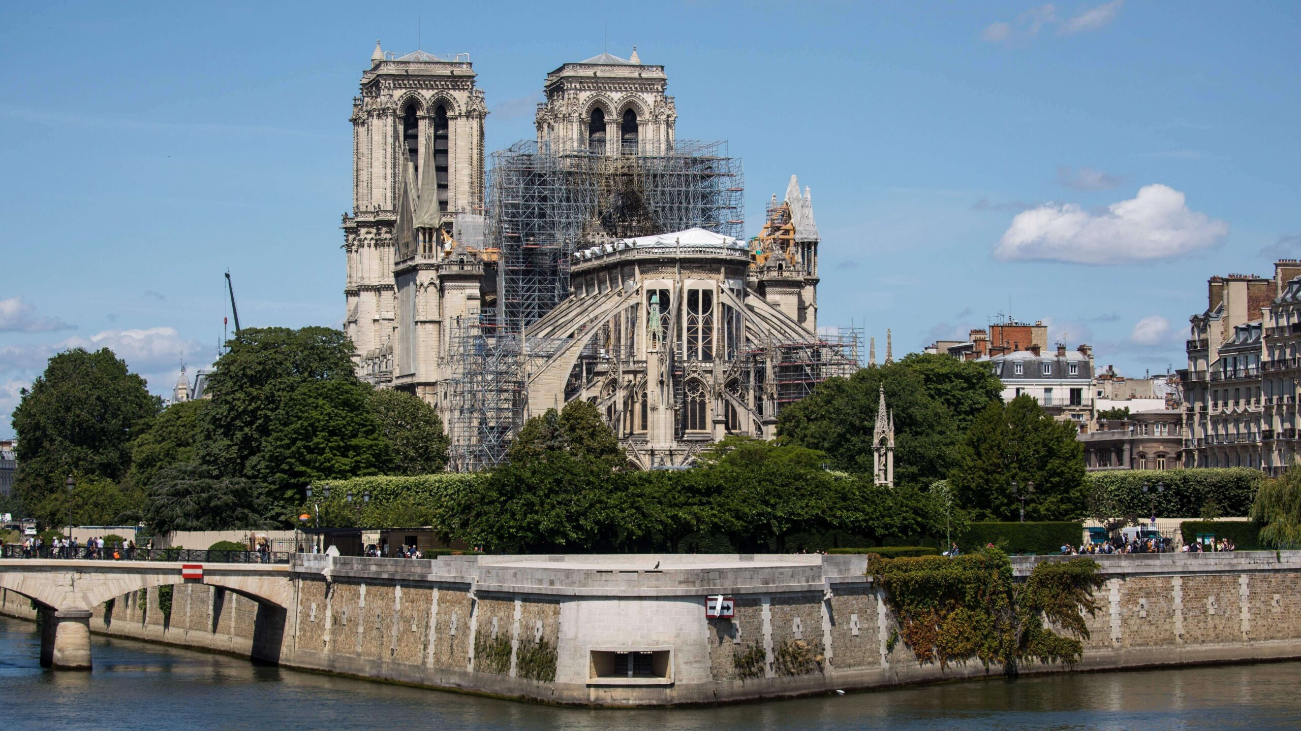 Notre Dame celebra su primera misa después del fuego